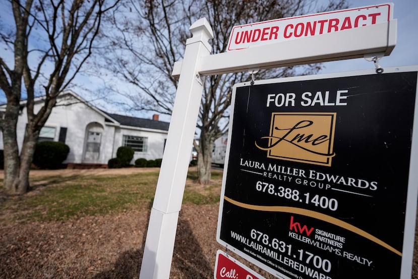 Cartel de vivienda en venta, 16 de enero de 2024, en Kennesaw, Georgia, 16 de enero de 2024.