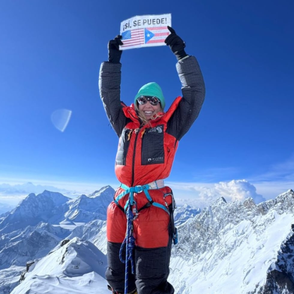 Nicole Santiago sostiene el cartel “¡Sí se puede!” tras alcanzar la cima del Monte Everest, convirtiéndose en la primera puertorriqueña en lograr la histórica hazaña.