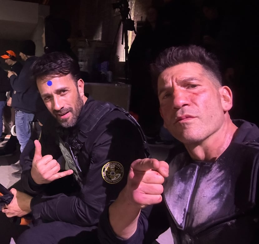 Durante la filmación de la serie "Daredevil: Born Again", Lorezon Orozco, a la izquierda, compartió con el actor Jon Bernthal.