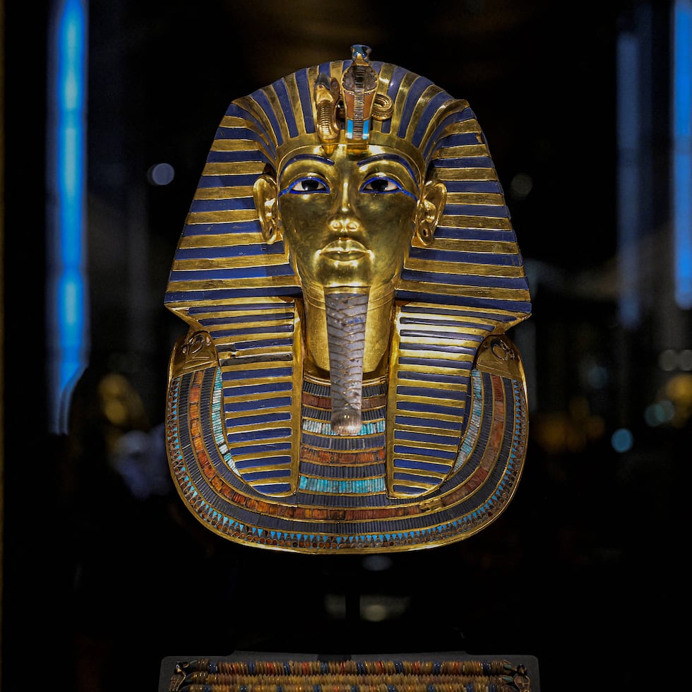 La célebre máscara funeraria de oro incrustada con lapislázuli preside la exposición, rodeada de los objetos funerarios destinados a acompañar al faraón en el más allá: estatuas, armas, joyas, cetros, utensilios domésticos y carros militares.