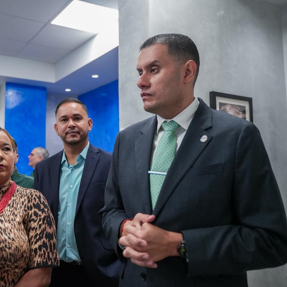 La Federación de Alcaldes, presidida por Gabriel Hernández (derecha), solicitó más de $240 millones para servicios esenciales y proyectos que manejan los ayuntamientos a través de Puerto Rico.