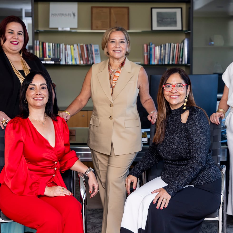 Equipo del Capítulo de Mujeres Industriales de la AIPR (de izquierda a derecha, al frente): Carol Asencio, pasada presidenta; Cindy Cardona, presidenta; (atrás, en el mismo orden): Irmarie Vicens, Senior Consultant Strategic Solutions de Kelly Services y miembro del Comité Asesor; Lcda. Glorissa Betancourt, miembro del Comité Asesor; y Lcda. Eidalia González, Senior Member, de Ferraiuoli; y miembro del Comité Asesor.