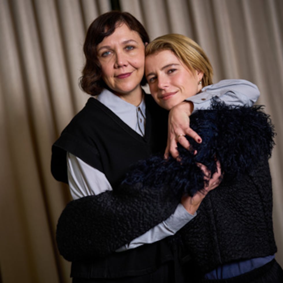 Maggie Gyllenhaal, a la izquierda, y Jessie Buckley.
