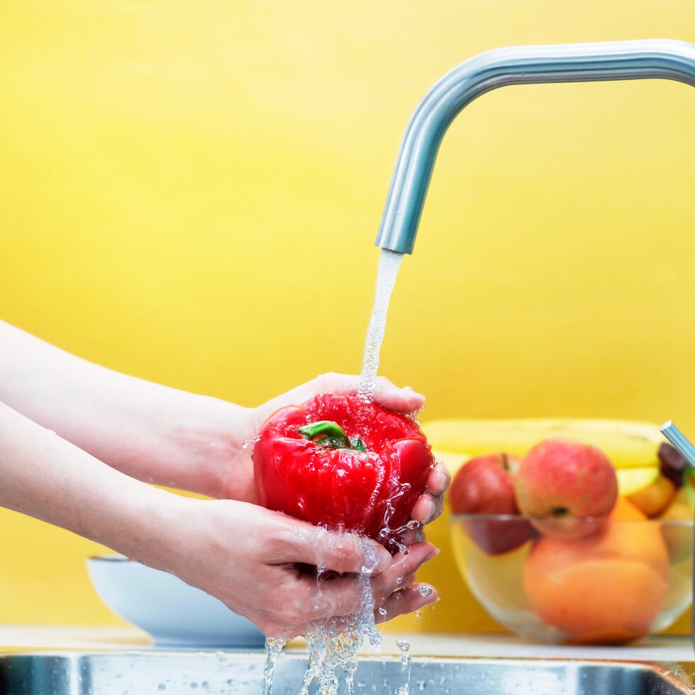 Una dieta con alimentos integrales, verduras, frutas, antioxidantes y otros alimentos no procesados protegen el organismo de enfermedades cardiovasculares.