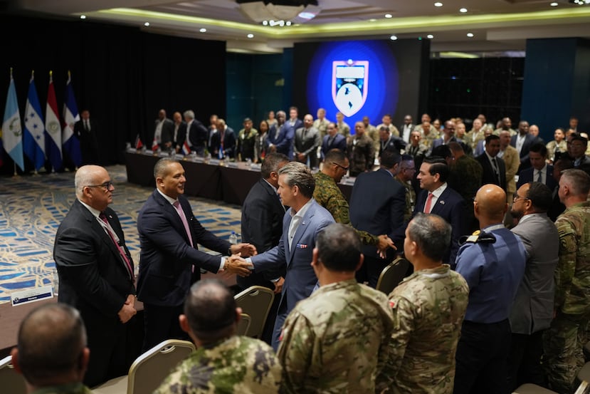 El secretario de Defensa de Estados Unidos, Pete Hegseth, interviene en un foro de la Coalición Americana contra los Cárteles en Ciudad de Panamá, el miércoles 12 de agosto de 2026. (Foto AP/Matias Delacroix)