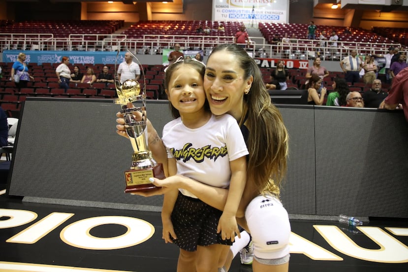 Andrea Rangel, junto a su hija y el premio de Jugadora Más Valiosa de la final.
