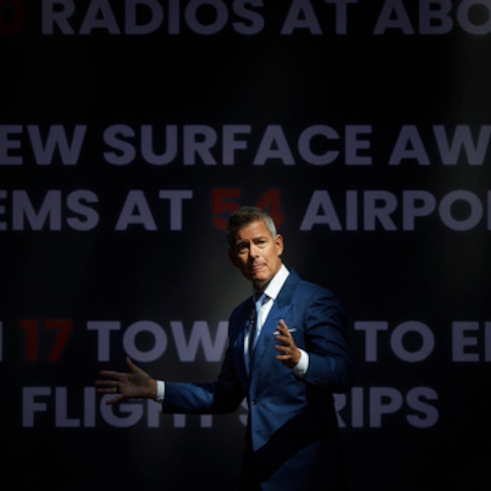 El titular del Departamento de Transporte de EEUU, Sean Duffy, durante una rueda de prensa sobre seguridad aérea en la sede de la agencia gubernamental, el 21 de abril de 2026, en Washington. (Foto AP/Tom Brenner)