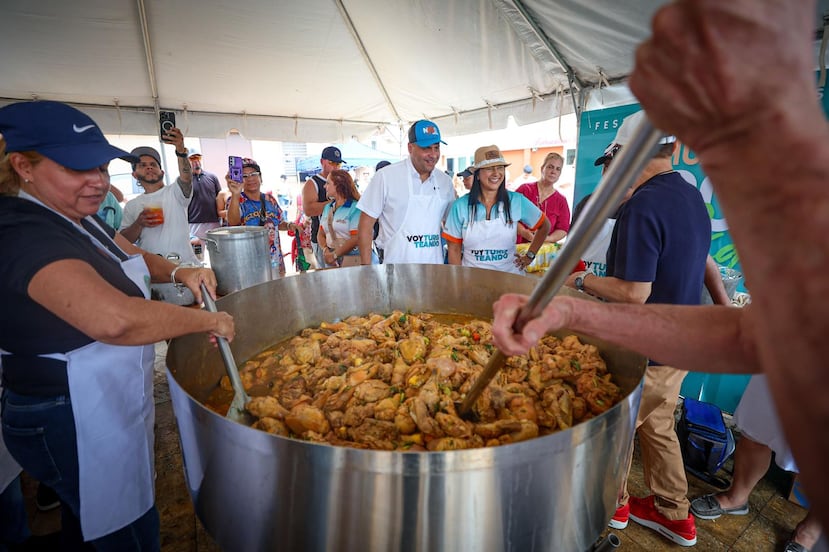 Un enorme fricasé de pollo se confecciona en la plaza pública de Naranjito.