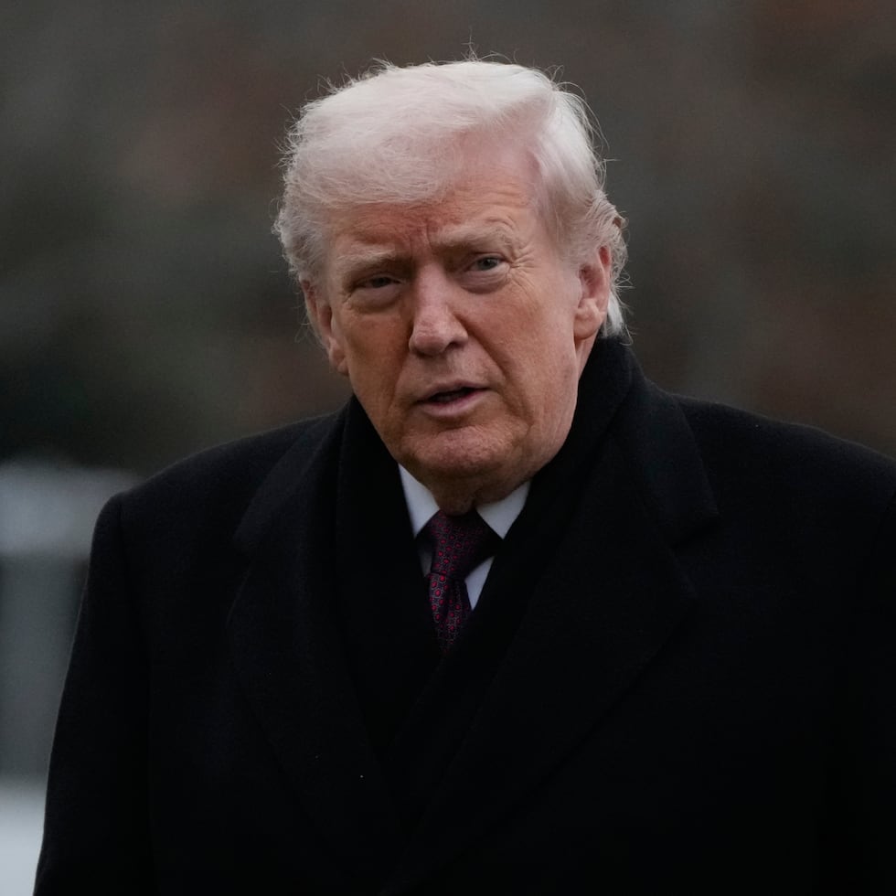 La desnaturalización es un proceso legal que permite al Gobierno revocar la ciudadanía estadounidense de una persona que la obtuvo de manera fraudulenta o mediante el ocultamiento de hechos relevantes, durante el proceso de naturalización.