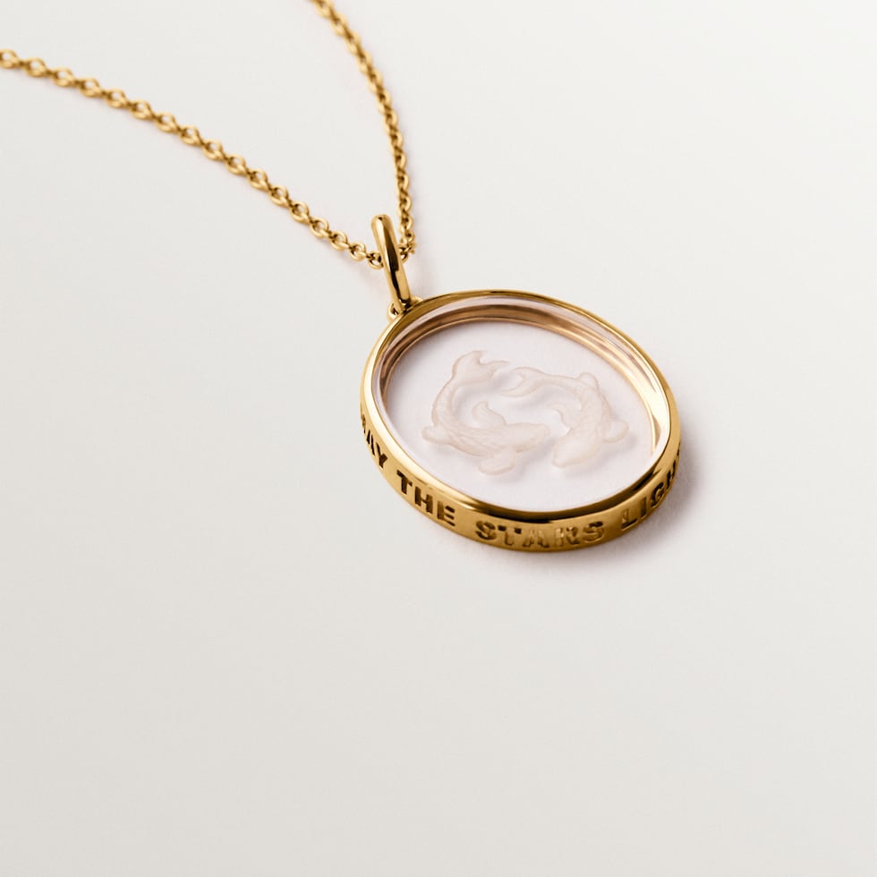 Colgante Piscis de Cristal Roca en plata 925 bañada en oro 18K, que tiene un costo de $190.