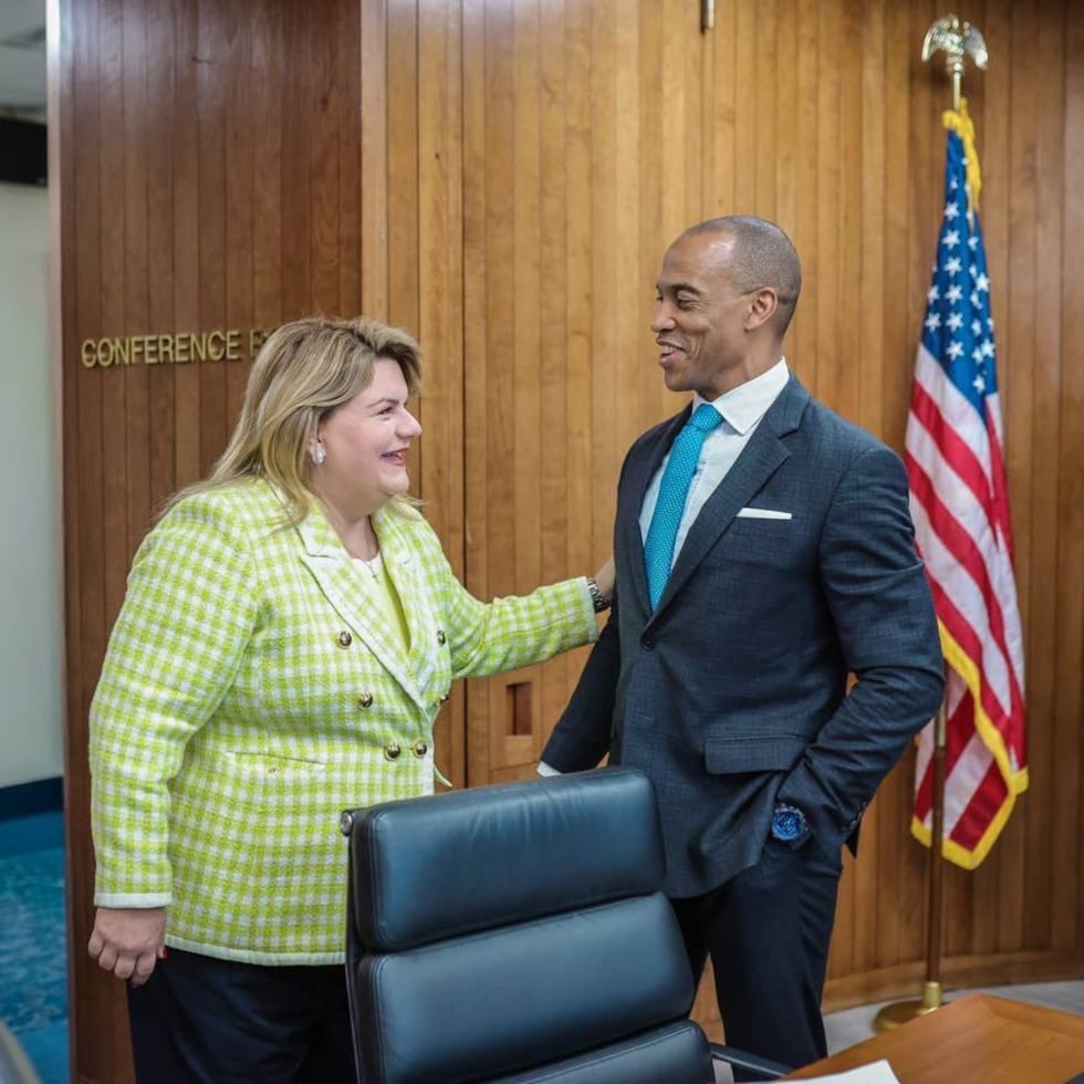 La gobernadora Jenniffer González junto al secretario de HUD, Scott Turner.
