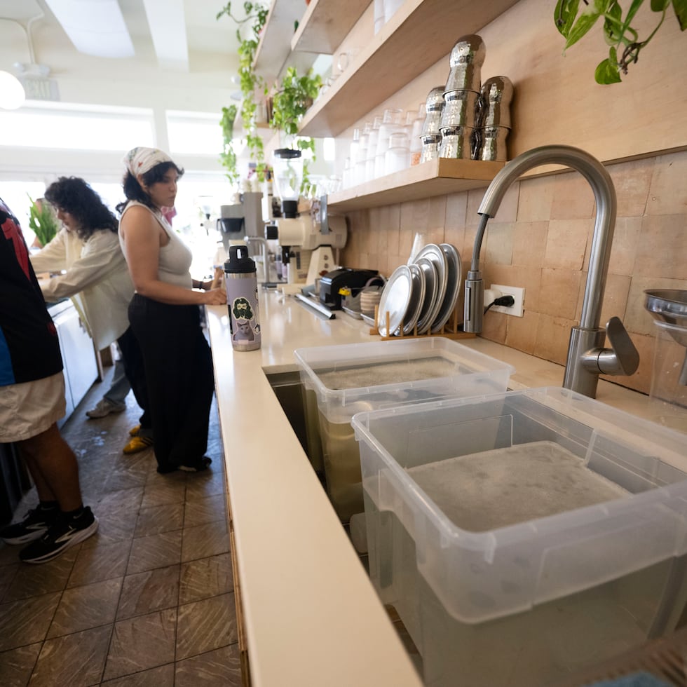 Surgen reclamos económicos, incluyendo peticiones categóricas de los ejecutivos municipales de San Juan y Bayamón, quienes piden reembolsos por los gastos incurridos para paliar la situación, con iniciativas como distribución de agua en camiones tanque a comunidades afectadas, afirma Carl Soderberg.