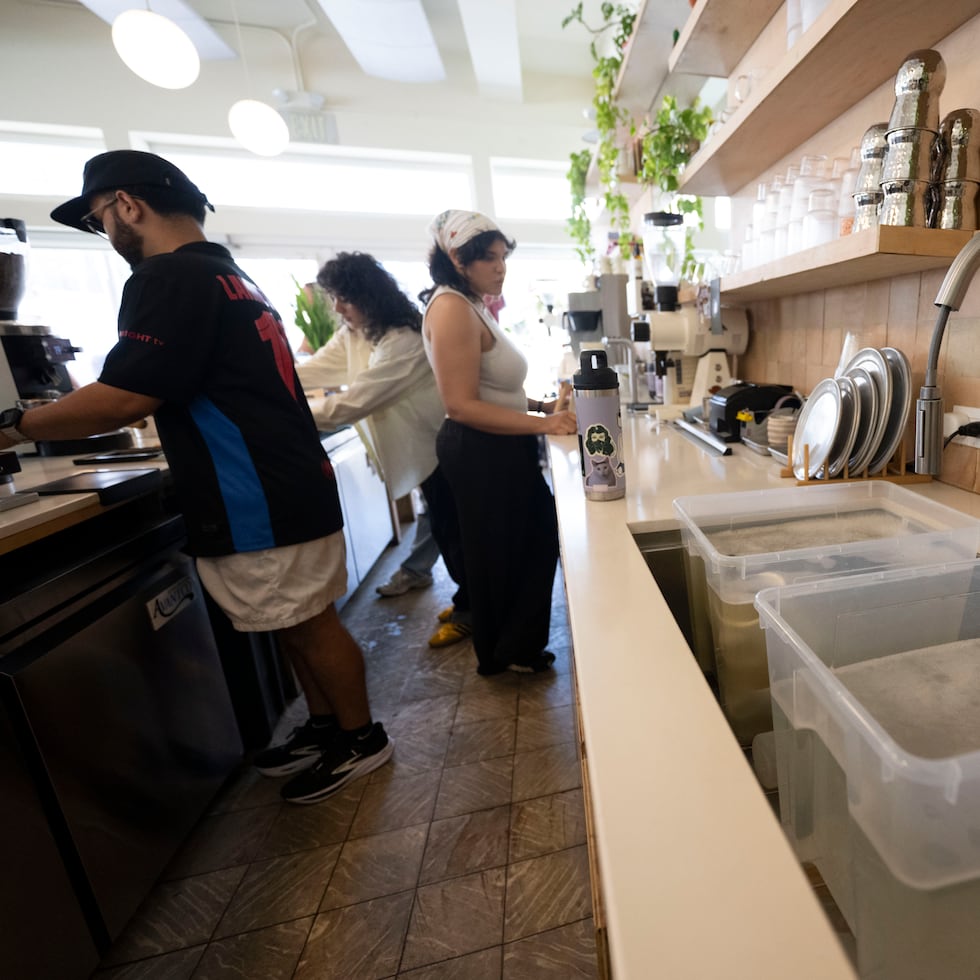 Otros restaurantes de la calle Loíza han recurrido a soluciones temporeras, como cubos y reservas de agua, para poder mantener las labores de limpieza y servicio.