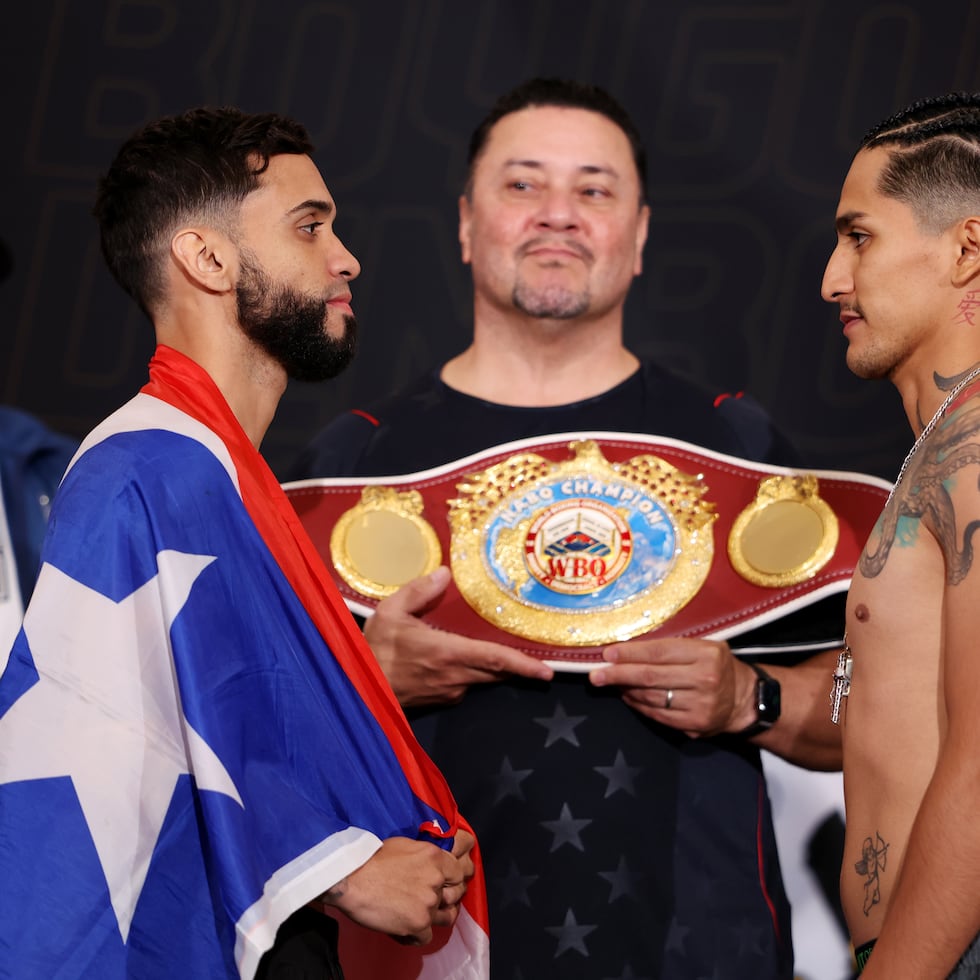 Oscar Collazo (izquierda) y Neider Valdez Aguilar posan luego del pesaje del combate del sábado en California.