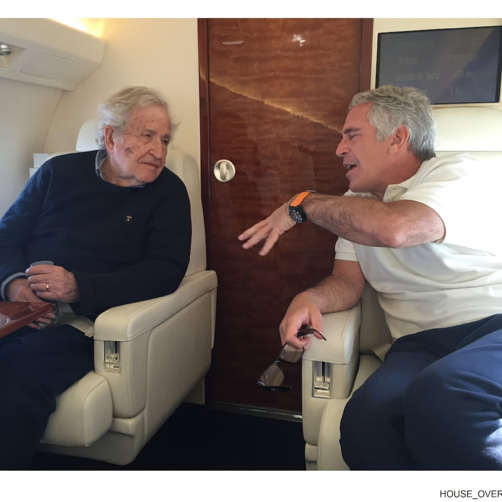 Jeffrey Epstein conversando con Noam Chomsky.