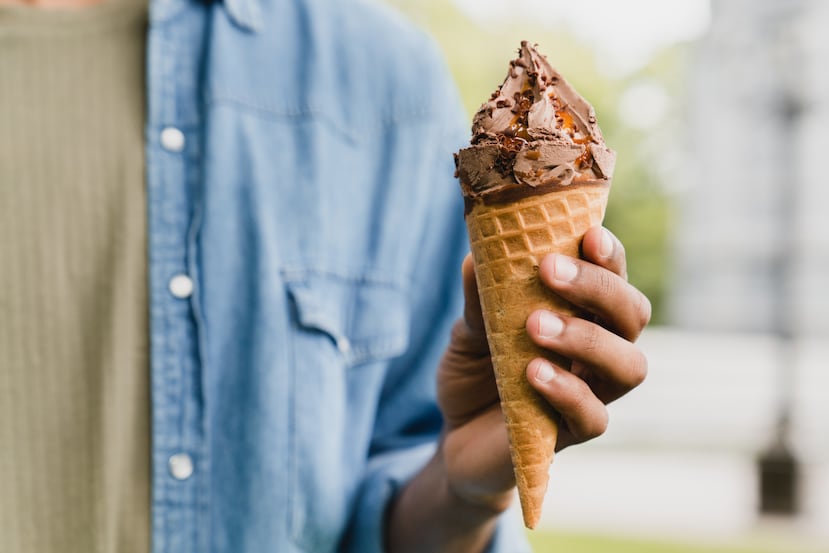 Los helados contienen grasas que dificultan conciliar el sueño.