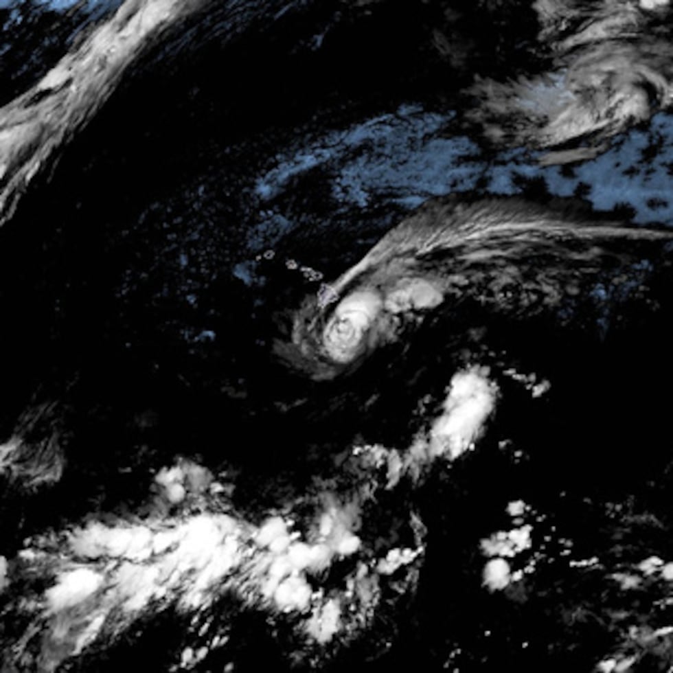 Esta imagen de satélite difundida por la NOAA muestra la tormenta tropical Lala sobre el océano Pacífico, cerca de Hawái, el sábado 15 de agosto de 2026.