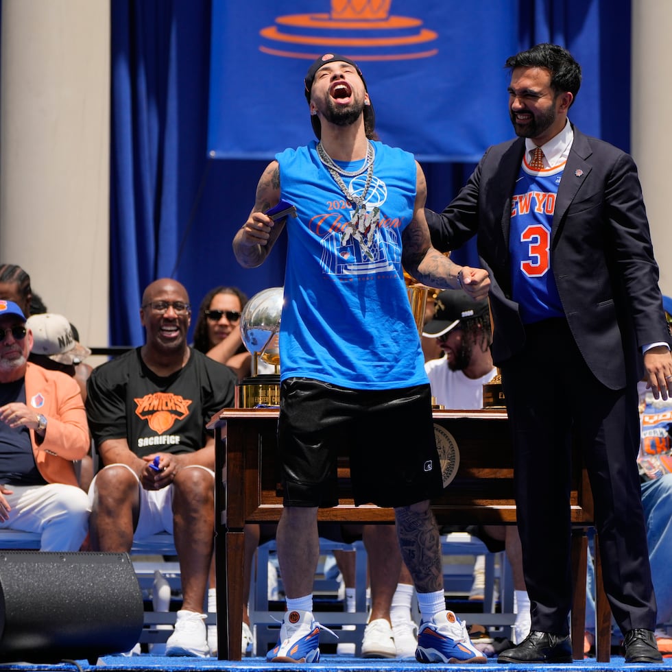 José Alvarado celebra junto al alcalde Zohran Mamdani durante el desfile de campeonato de la NBA de los Knicks.