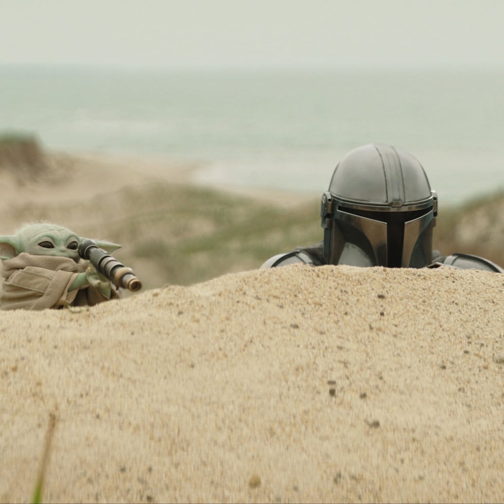 En la imagen, publicada por Disney, aparecen The Mandalorian, interpretado por Pedro Pascal, derecha, y Grogu en una escena de "Star Wars: The Mandalorian and Grogu", de Lucasfilm (Lucasfilm Ltd. - Disney vía AP)