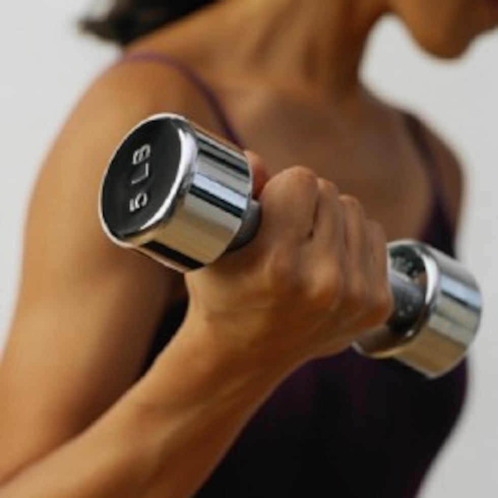 El objetivo no es hacer 40 repeticiones con poco peso. Lo que importa es realizar entre 5 y 8 repeticiones con un peso desafiante.