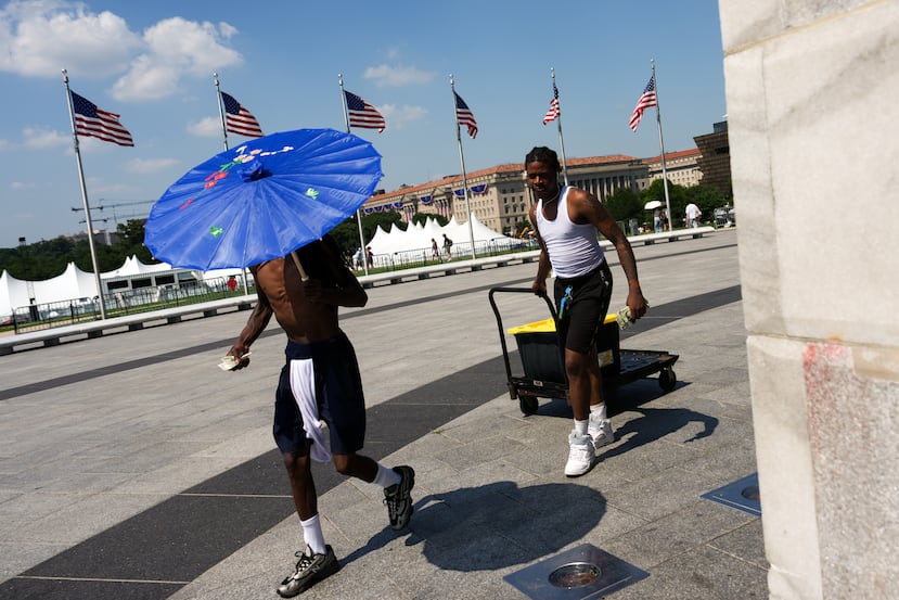 ARCHIVO - Vendedores ofrecen Gatorade y botellas de agua cerca del Monumento a Washington durante una ola de calor, el 3 de julio de 2026, en Washington. (Foto AP/Julia Demaree Nikhinson, Archivo)