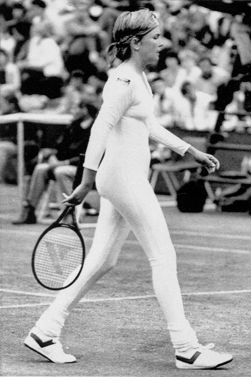 En la imagen aparece la tenista estadounidense Anne White con un maillot ceñido, cuyo uso le ha sido prohibido para el partido su compatriota Pam Shriver, el 28 de junio de 1985.