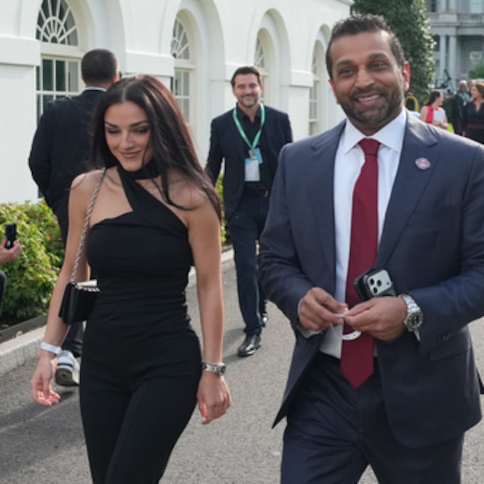 Wilkins, de 27 años, publicó una foto en blanco y negro en la que aparece junto a Patel, de 46, mostrando la mano delante de ambos para presumir de su anillo.