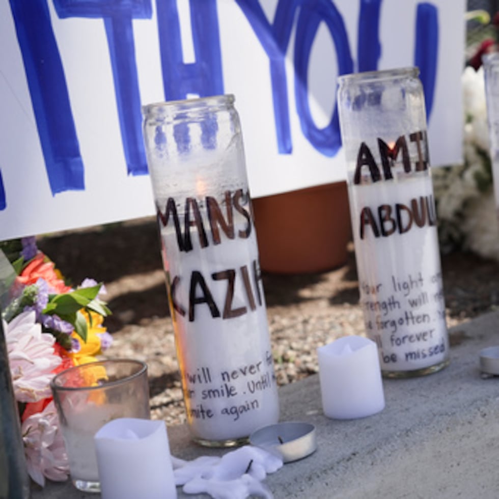 Velas con los nombres de las víctimas se colocan fuera del Centro Islámico de San Diego tras un tiroteo el miércoles 20 de mayo de 2026, en San Diego.