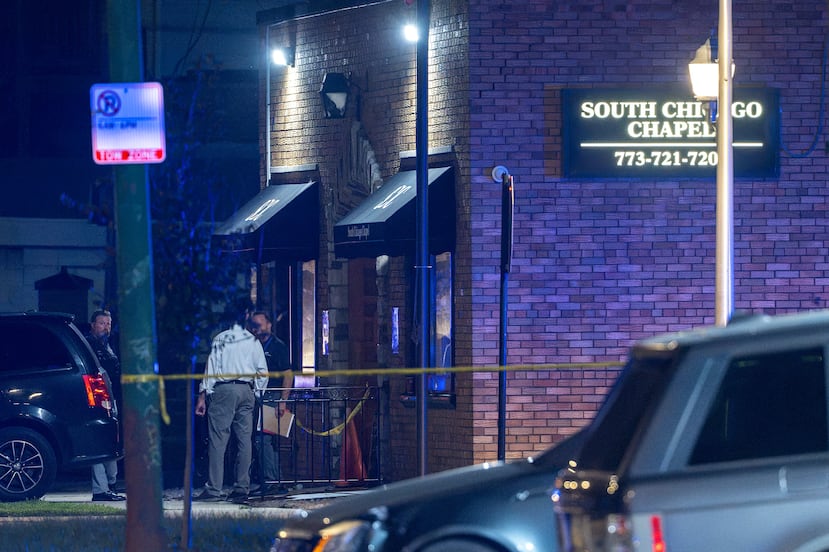 La policía de Chicago investiga la funeraria South Chicago Chapel luego de que las autoridades descubrieran decenas de cuerpos en descomposición en el sótano de la misma el jueves 6 de agosto de 2026. (Tyler Pasciak LaRiviere/Chicago Sun-Times vía AP)