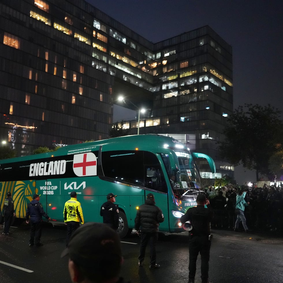 El equipo de la selección inglesa arriba al hotel de la Ciudad de México.