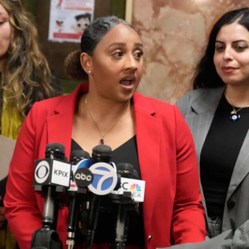 Los defensores públicos Diamond Ward, en primer plano a la izquierda, y Nuha Abusamra, a la derecha, en representación de Daniel Moreno-Gama, hablan con los periodistas a la salida de un tribunal el martes 14 de abril de 2026, en San Francisco.