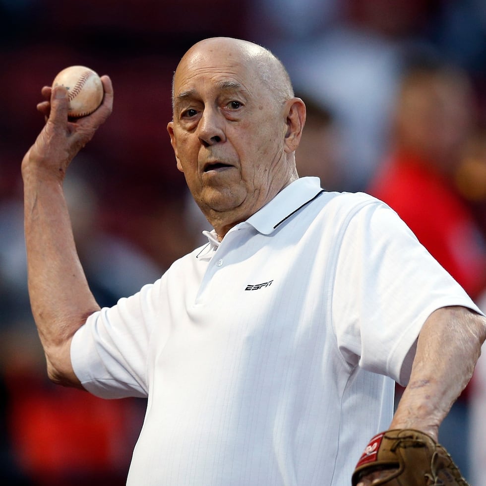 ARCHIVO - En foto del 8 de septiembre del 2019, el cofundador de ESPN Bill Rasmussen lanza la bola en el encuentro de los Medias Rojas de Boston ante los Yankees de Nueva York. (AP Foto/Michael Dwyer, Archivo)