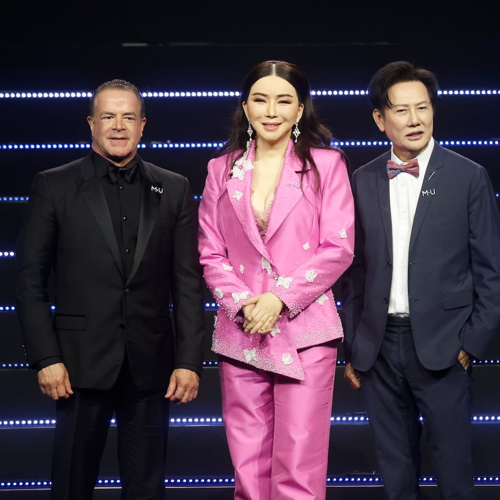 De izquierda a derecha, Raúl Rocha, presidente de Miss Universe, Anne Jakrajutatip, copropietaria del certamen de belleza, y Nawat Itsaragrisil, director de la competencia en Tailandia.