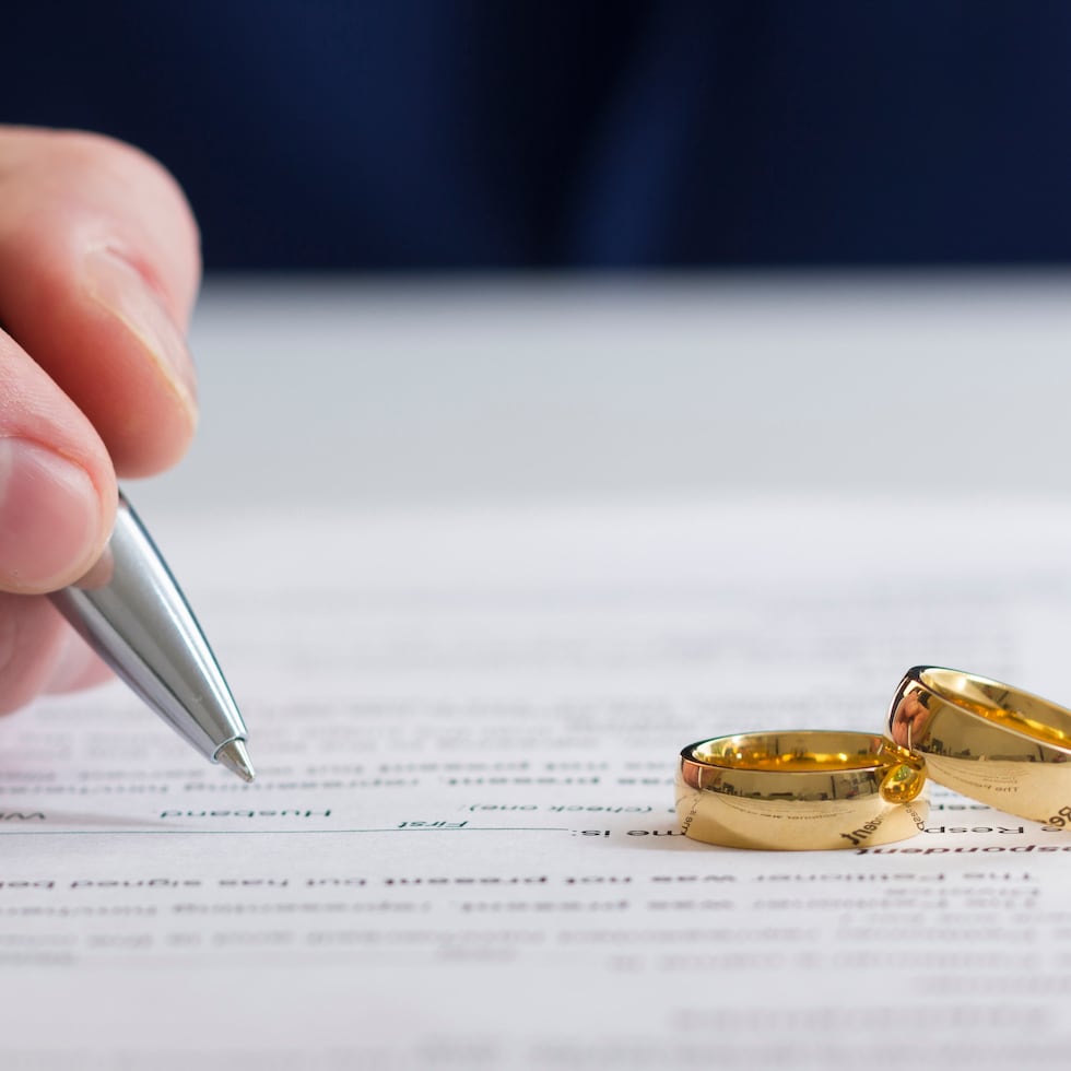 En Puerto Rico, un matrimonio puede ser oficiado por un sacerdote, ministro, juez o notario, y se requieren dos testigos.