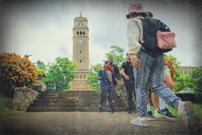 Al fondo, la torre de la Universidad de Puerto Rico, Recinto de Río Piedras.