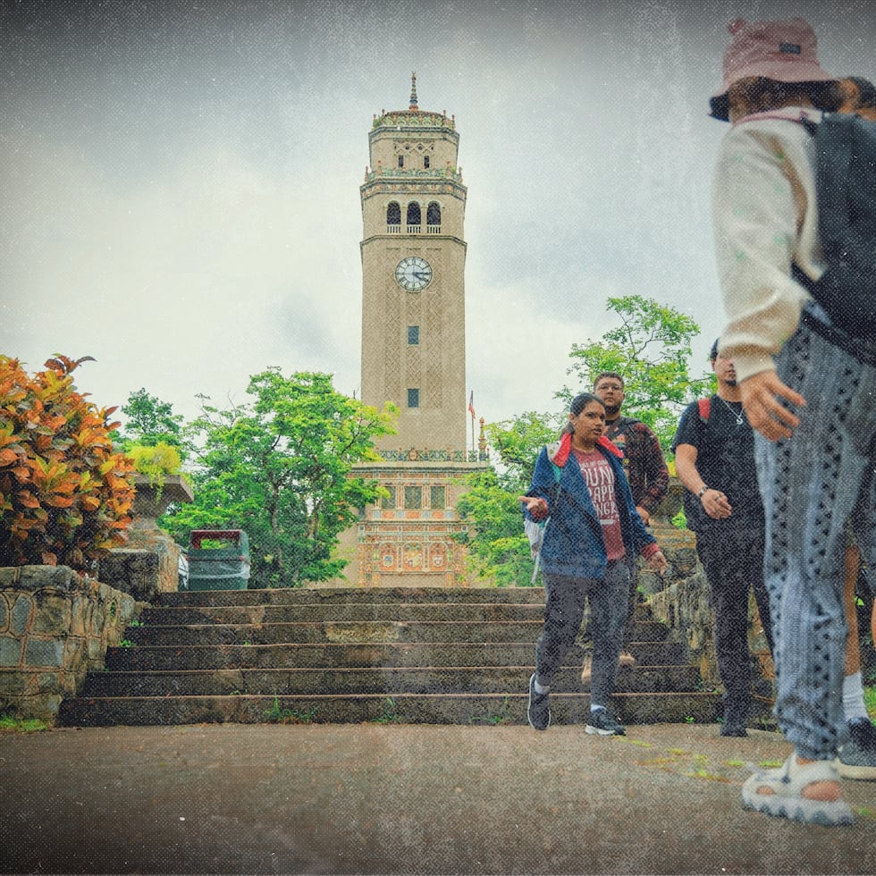 Al fondo, la torre de la Universidad de Puerto Rico, Recinto de Río Piedras.