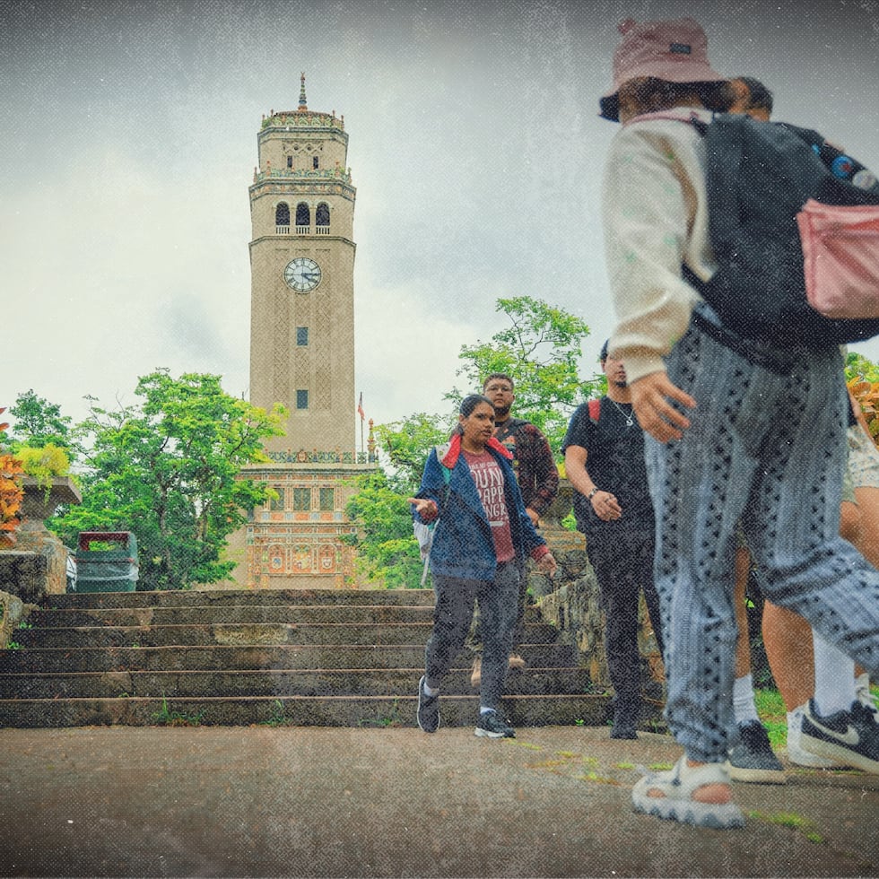 Al fondo, la torre de la Universidad de Puerto Rico, recinto de Río Piedras.