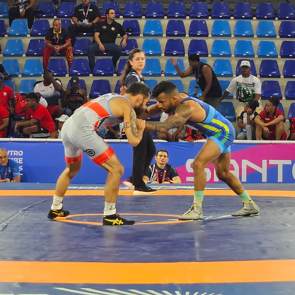 Darian Cruz (izquierda) derrotó al venezolano Pedro Mejías en la semifinal de los 57 kilogramos.