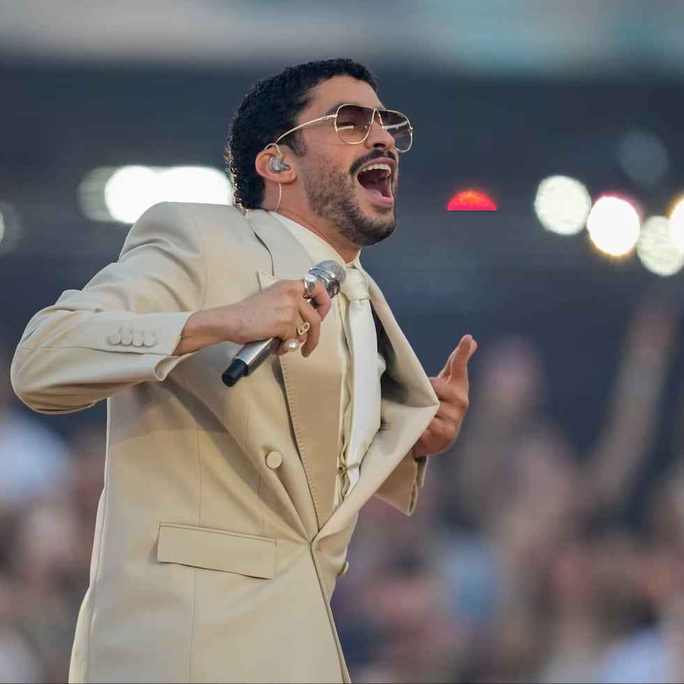 El cantante puertorriqueño Bad Bunny, durante el concierto ofrecido este viernes en el Estadio Olímpic de Barcelona.