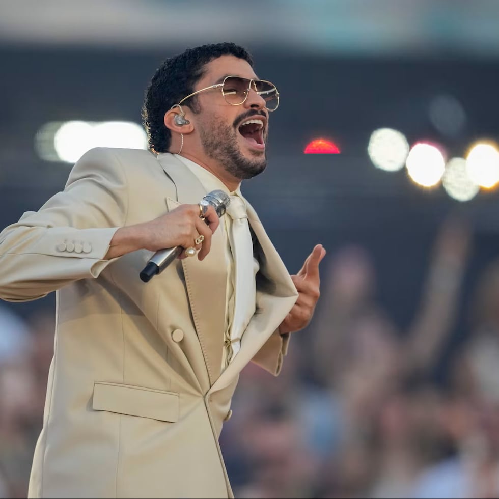 El cantante puertorriqueño Bad Bunny, durante el concierto ofrecido este viernes en el Estadio Olímpic de Barcelona.