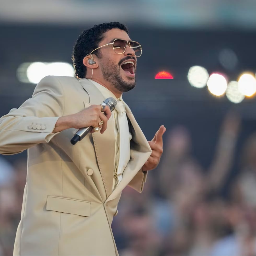 El cantante puertorriqueño Bad Bunny, durante el concierto ofrecido este viernes en el Estadio Olímpic de Barcelona.