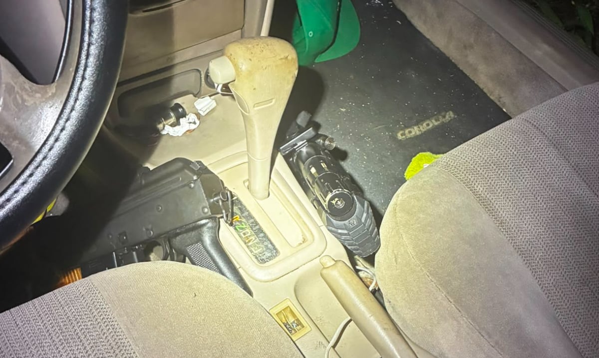 Rebasaron una luz roja y terminaron arrestados: Policía ocupa potente arsenal en Naranjito