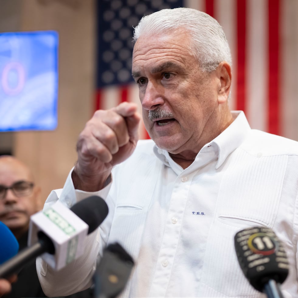 El presidente del Senado, Thomas Rivera Schatz, recurrió al sarcasmo al criticar la manera en que La Fortaleza ha manejado esta y otras controversias relacionadas con la administración de la gobernadora Jenniffer González Colón.