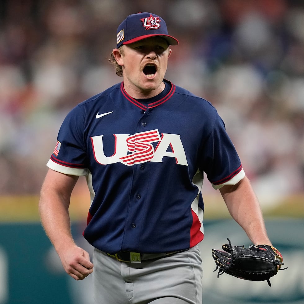 Logan Webb celebra luego de acabar la primera entrada contra Canadá con un ponche.