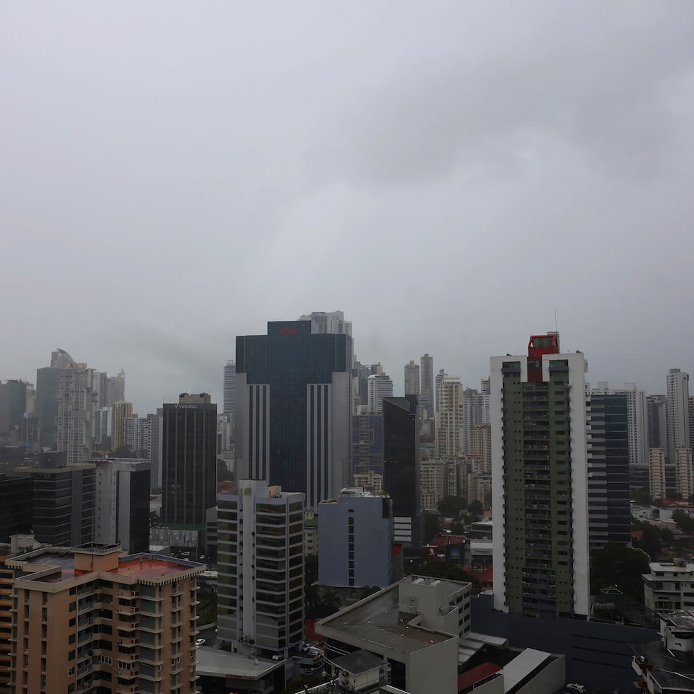 Fotografía que muestra las condiciones climáticas de lluvia ayer lunes, en Ciudad de Panamá (Panamá). EFE/Carlos Lemos