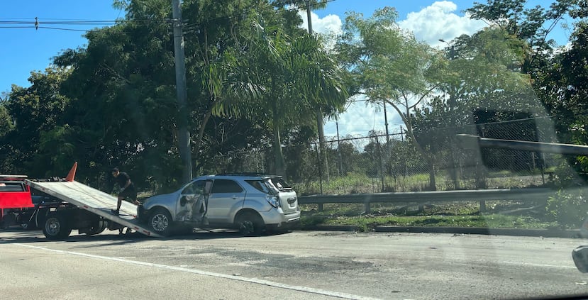 Un poste cayó en la avenida Piñero de Río Piedras tras ser impactado por un vehículo.