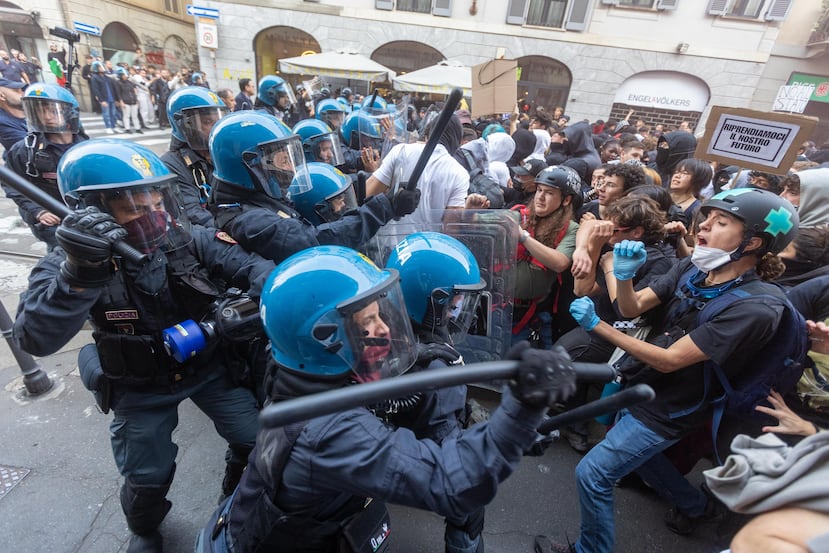 Agentes de la Policía se enfrentan a manifestantes durante la protesta "Italia en la Plaza", en Milán, Italia, el sábado 17 de octubre de 2026.