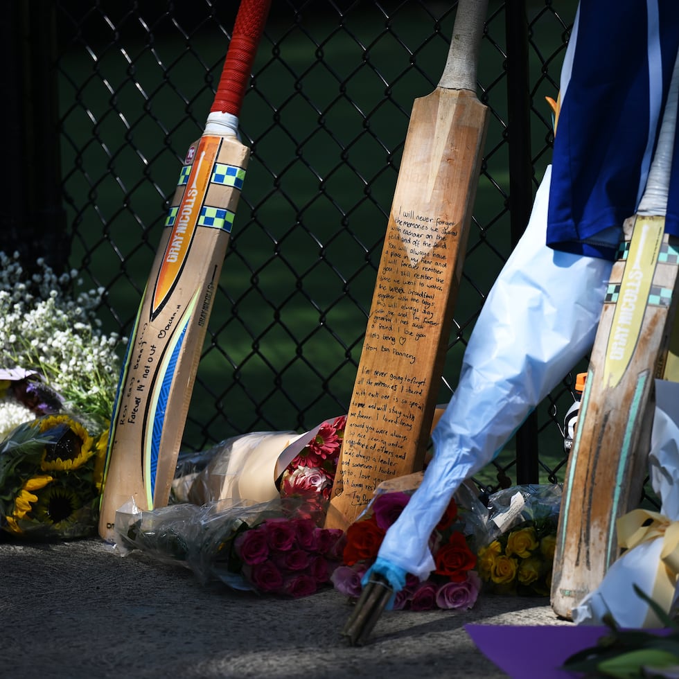 Palos de críquet, flores y notas fueron dejadas en tributo al joven fallecido en Australia.