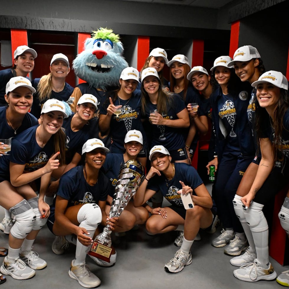 Las Cangrejeras de Santurce celebran el segundo campeonato de su historia.