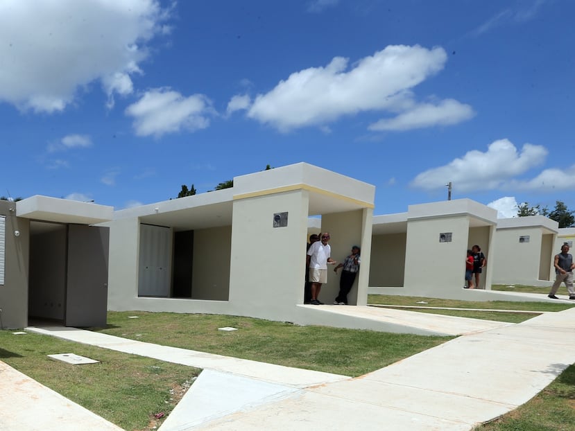24 DE JUNIO DE 2014 - BAYAMON, PUERTO RICO. COMPLEJO DE VIVIENDAS DE INTERES SOCIAL DE LA COMUNIDAD EL VOLCAN DEL MUNICIPIO DE BAYAMON. VARIOS VECINOS DE LA COMUNIDAD RECIBIERON HOY DE MANOS DEL ALCALDE DE BAYAMON, RAMON LUIS RIVERA, SUS NUEVAS VIVIENDAS. EN LA FOTO VARIAS DE LAS NUEVAS RESIDENCIAS.